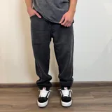 Pantalón jean gris de corte mom oversize.