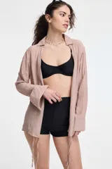 Short de tiro alto color marrón con estampado de piel de serpiente.