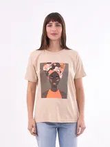 Remera color beige con estampado de una mujer con turbante.