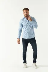 Camisa celeste a cuadros, de corte slim fit, manga larga y logo bordado. Confeccionada en 100% algodón.