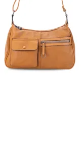 Cartera bandolera negra de cuero sintético con correa extensible. Tiene dos compartimentos principales con cierre, un bolsillo trasero con cierre y dos bolsillos frontales, uno con botón y otro con cierre.