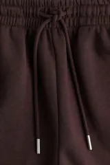 Short deportivo color marrón chocolate, de felpa liviana de mezcla de algodón, con cintura elástica y cordón ajustable.