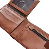 Billetera marrón de piel con clip, equipada con tecnología RFID para protección de datos.