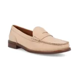 Mocasín de cuero color beige con suela marrón.