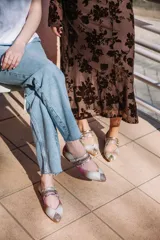 Bailarinas con base de piel degradada en tonos beige y dorado, punta cubierta de glitter fino y triple tira en el empeine. Incluyen plantilla intercambiable de lana y piel.