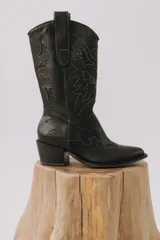 Bota texana negra con bordados en el mismo tono, taco bajo y punta fina.