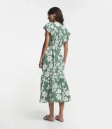 Vestido midi de viscolino con estampado de flores blancas y rayas verticales verdes. Tiene escote en V, mangas cortas amplias y cintura elástica.