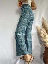 Jean de corte amplio en color denim con estampado de cuadros gris, confeccionado en 100% algodón.