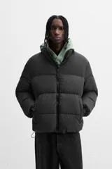 Campera puffer marrón con cuello alto, cierre frontal con cremallera, bolsillos laterales y puños elásticos.