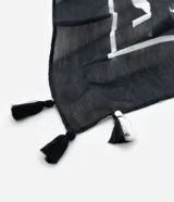 Pareo rectangular de chiffon con estampado de follaje bicolor y borlas en las puntas. Incluye bolsa de guardado.