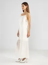 Vestido largo celeste de breteles finos, escote recto y lazos ajustables en los costados.