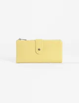 Billetera larga de cuero vegano color amarillo, con textura granulada, cierre con broche a presión y cierre de cremallera superior.