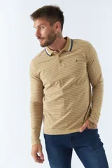 Polo de manga larga a rayas azul marino y blancas, con cuello clásico y logo bordado en el pecho. Corte regular.