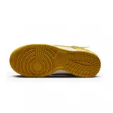 Zapatillas Nike Dunk Low Twist color amarillo y blanco, con swoosh de goma transparente y detalles de diseño deconstruido.