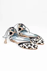 Bailarinas con estampado animal print blanco y negro, con detalles en dorado y cordones de algodón negros con borlas de ante. Incluyen plantilla de piel y plantilla extra de lana intercambiable. Diseño y fabricación 100% española.