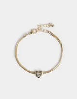 Pulsera dorada flexible de cadena cola de ratón con dije de corazón adornado con strass y cierre de mosquetón.