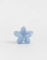 Broche de acrílico celeste con forma de flor.