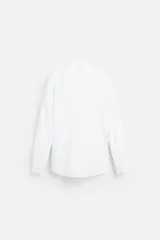 Camisa azul marino slim fit de manga larga con cuello italiano abierto y cierre frontal con botones.
