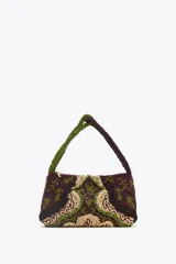 Bolso de hombro con cuerpo tejido y detalles de abalorios en tonos marrón, verde y beige. Cuenta con bolsillo interior y cierre de cremallera.