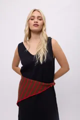 Vestido negro de algodón con escote en V y corte irregular en el ruedo.