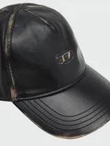 Gorra de cuero sintético negro con efecto desgastado y logo de la marca Diesel en el frente.