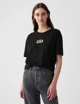 Remera negra de algodón con logo GAP estampado en blanco en el pecho, corte boyfriend.
