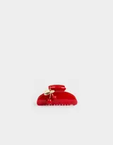 Broche para el pelo color rojo con forma de pinza y detalle de cerezas colgantes.