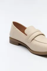 Mocasín negro de cuero sintético con punta cuadrada y detalle de bordado a tono en la capellada. Taco de 2,5cm.