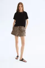 Short de corte holgado con estampado de leopardo, cintura elástica con cordón ajustable, bolsillos laterales y aberturas laterales cortas.
