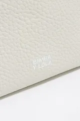 Bolso de mano mediano marca Bimba y Lola, color naranja, confeccionado en cuero con textura granulada. Tiene doble asa corta, correa bandolera ajustable y extraíble, logo estampado en el frente y herrajes plateados. El interior cuenta con etiqueta de tejido con el logo de la marca.