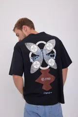 Camiseta negra de manga corta y cuello redondo con estampado en la espalda con la frase "Art District" y el número 1990.