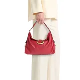 Bolso de hombro mediano de cuero sintético texturizado color rojo, con correa de hombro delgada y herrajes dorados. Presenta un cierre frontal decorativo con el logo 'G' de Guess.