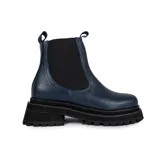 Bota de cuero azul con laterales de piezas elásticas y plataforma dentada.