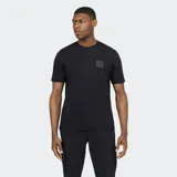 Remera negra de manga corta con cuello redondo y un pequeño parche cuadrado con el logo de Castore en relieve en el pecho.