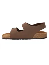 Sandalias marrones de cuero con dos tiras anchas ajustables con hebilla y tira trasera con hebilla.