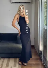 Vestido largo blanco de tejido cloque con licra, corte ajustado y breteles finos.