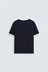 Camiseta azul marino de corte regular, cuello redondo y manga corta con ribete blanco en cuello y mangas.