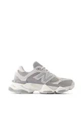 Championes New Balance modelo 9060, color gris con detalles en blanco, confeccionados en gamuza y malla, con logo "N" característico en los laterales y entresuela ABZORB.