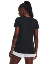 Remera deportiva Under Armour color fucsia con logo blanco estampado en el frente.