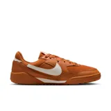 Championes urbanos Nike Terra Manta color marrón con detalles en blanco.