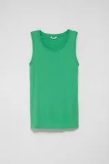 Musculosa verde de viscosa con cuello redondo y sisas anchas.