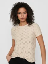 Camiseta color beige con tejido calado, de manga corta y cuello redondo.
