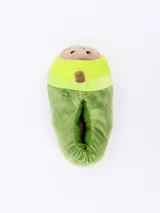 Pantuflas de plush con forma de palta, color verde con detalles en marrón y rosa.