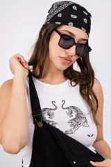 Enterito largo negro con breteles regulables, corte holgado, bolsillos laterales y ruedo arremangado.