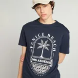 Camiseta azul marino de manga corta con estampado blanco de Venice Beach.