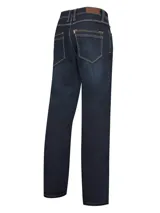 Pantalón de jean azul oscuro, corte recto, tiro medio, con proceso de desgaste ligero.