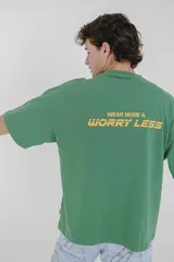 Remera marrón de algodón con cuello redondo y estampado frontal con el logo de la marca Pulau y la frase "Wear More & Worryless".