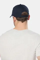 Gorra de béisbol azul marino de lona con visera curva y logo bordado en el frente.