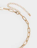 Collar corto bañado en oro con cadena de eslabones alargados y strass.