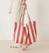 Bolso tote de tela color crudo con rayas verticales rojas y asas de hombro.